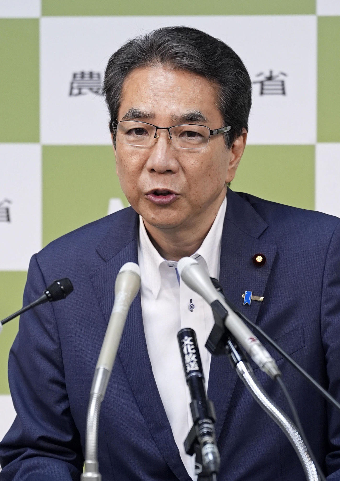 記者会見する江藤農相（共同）