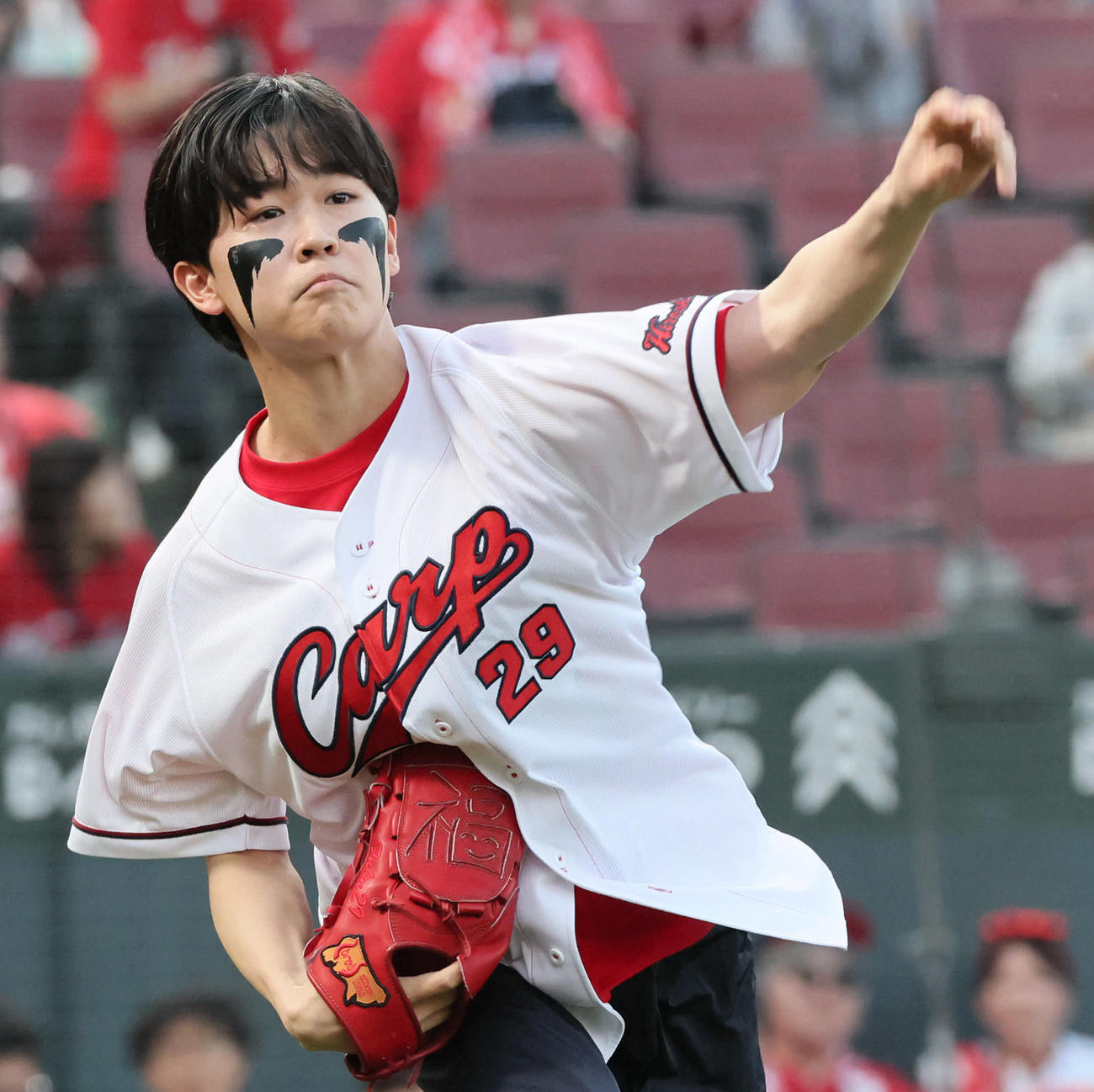 広島対ヤクルト　始球式の練習をする鈴木福（撮影・加藤孝規）