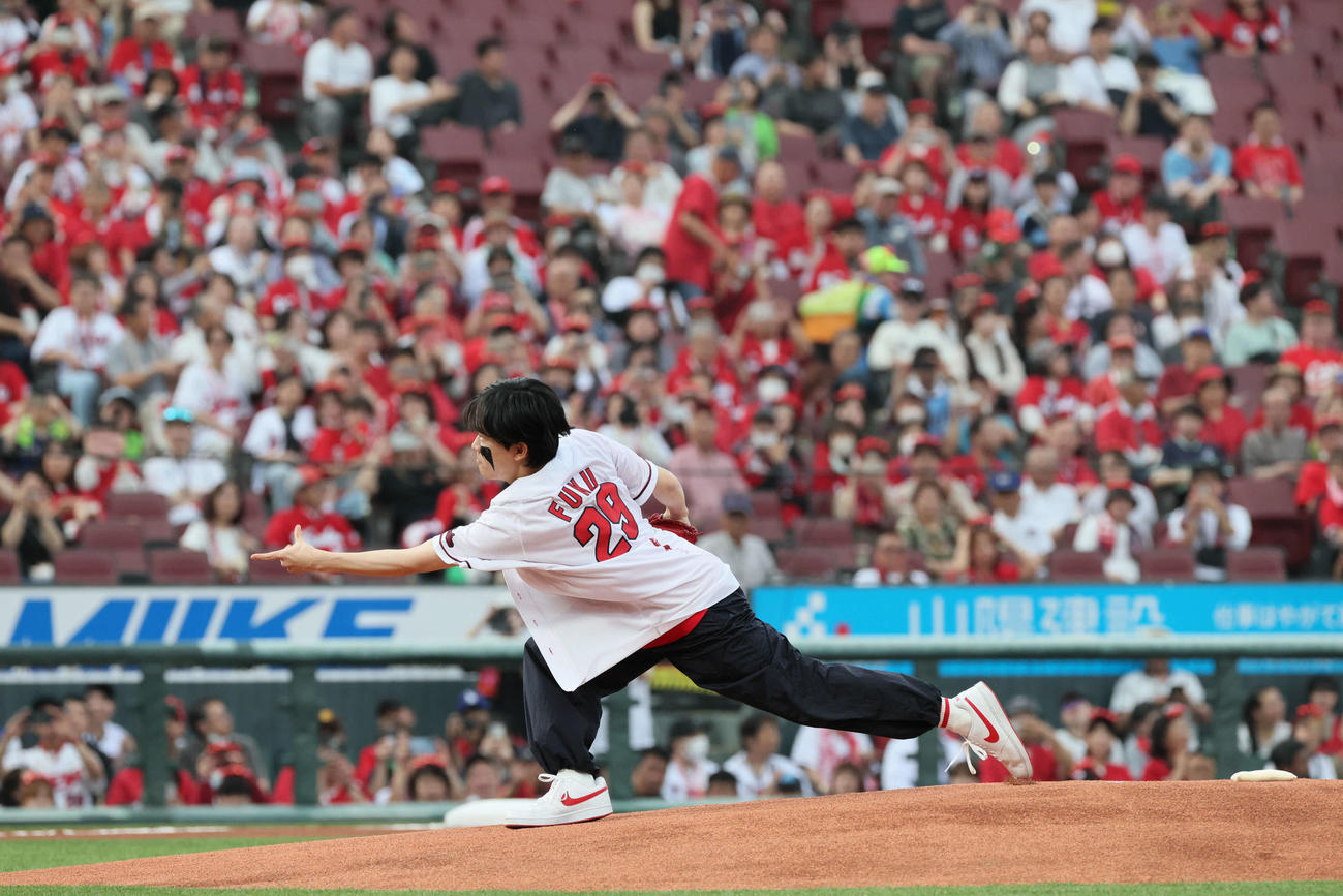 広島対ヤクルト　始球式　鈴木福（撮影・加藤孝規）