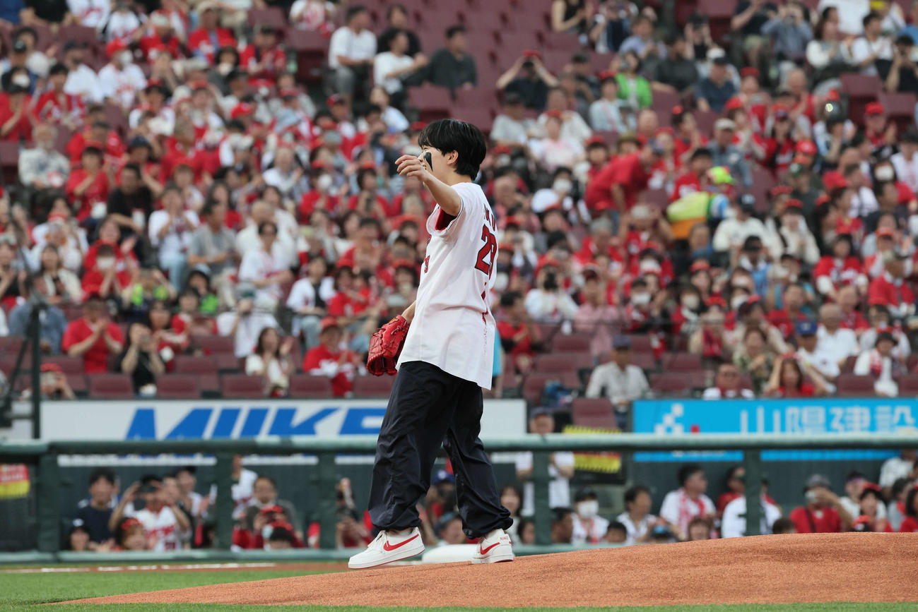 広島対ヤクルト　始球式　鈴木福（撮影・加藤孝規）