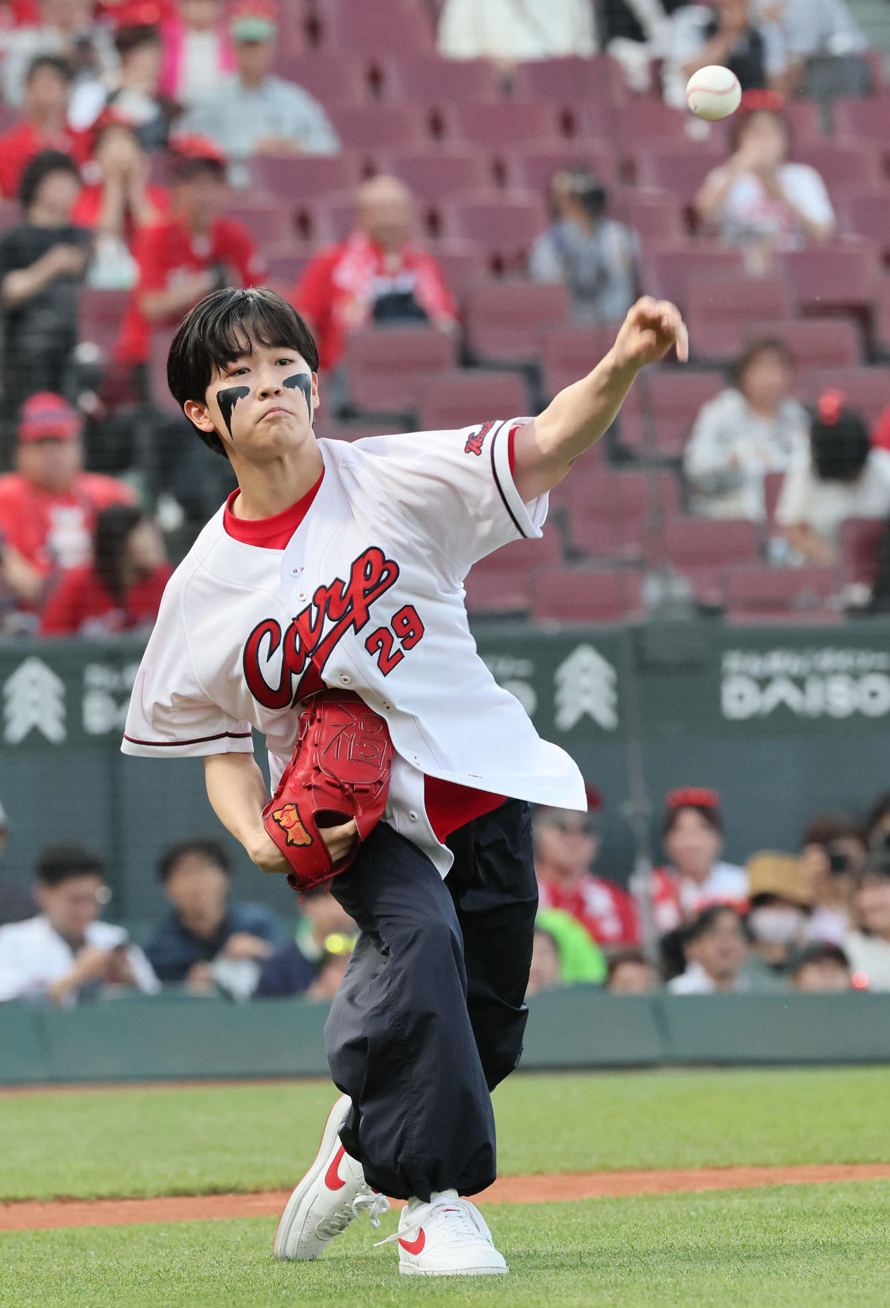 広島対ヤクルト　始球式の練習をする鈴木福（撮影・加藤孝規）
