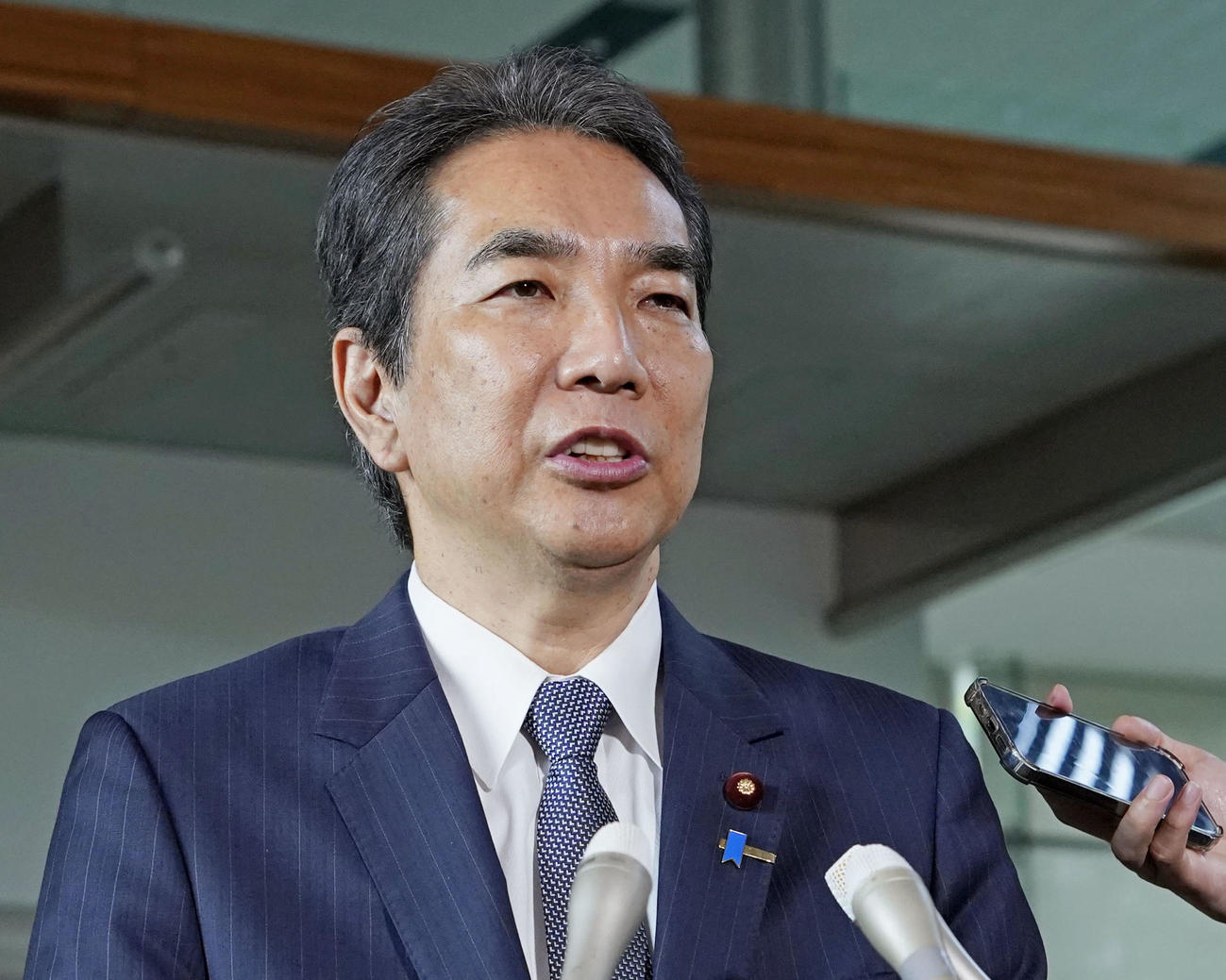 石破首相に辞表を提出後、記者団の取材に応じる江藤農相（共同）