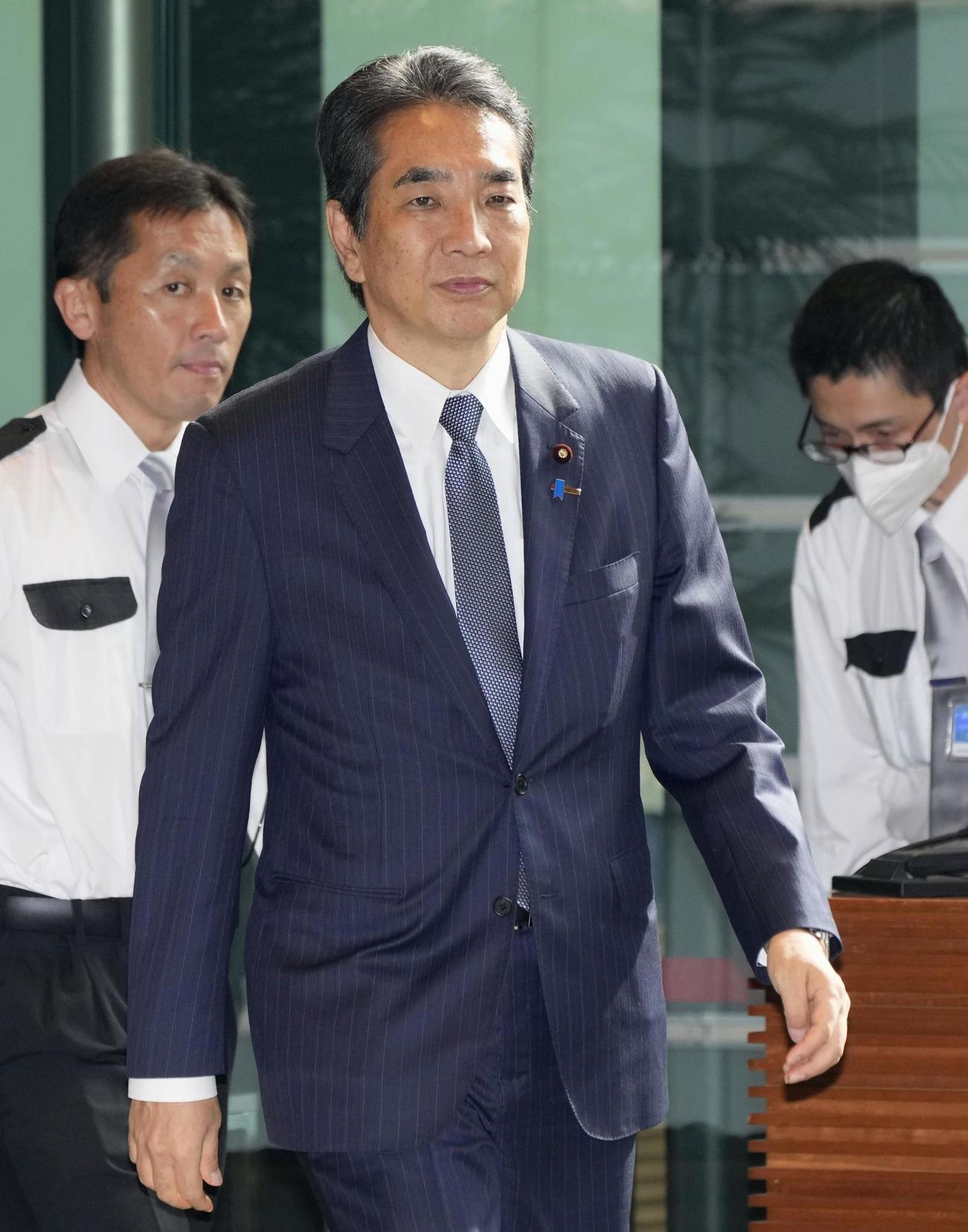 首相官邸に入る江藤農相＝21日午前（共同）