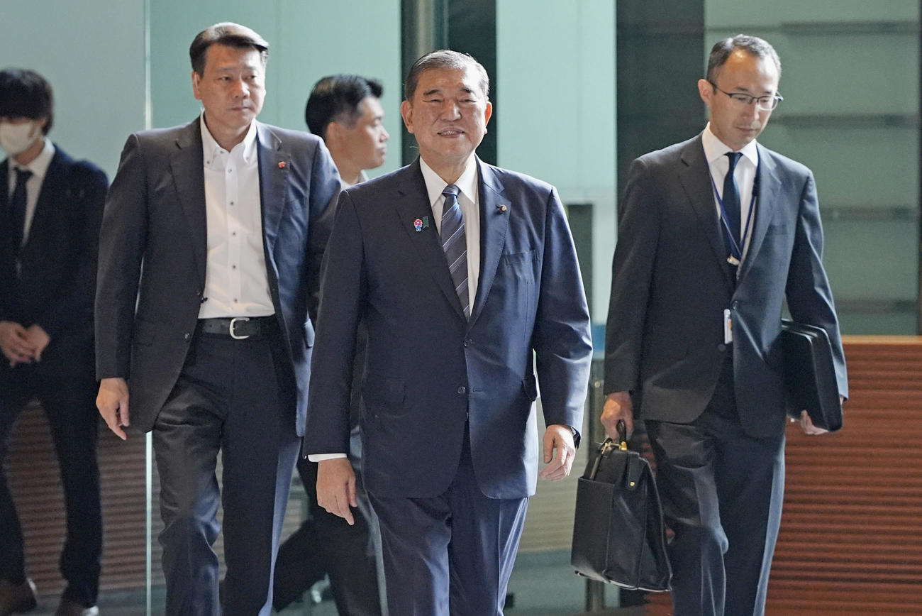 首相官邸に入る石破首相（中央）＝21日午前（共同）