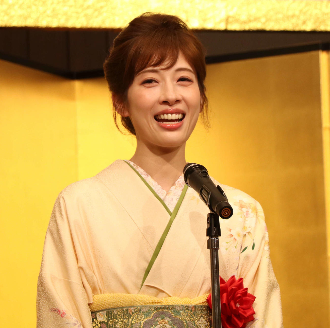 受賞コメントで笑顔を見せる明日海りお（撮影・山本佳央）