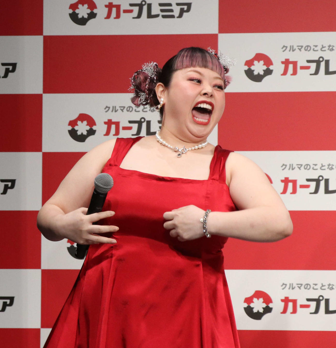 カープレミアの新CM発表会見に登壇し、ジェスチャーゲームをする渡辺直美（撮影・寺本吏輝）