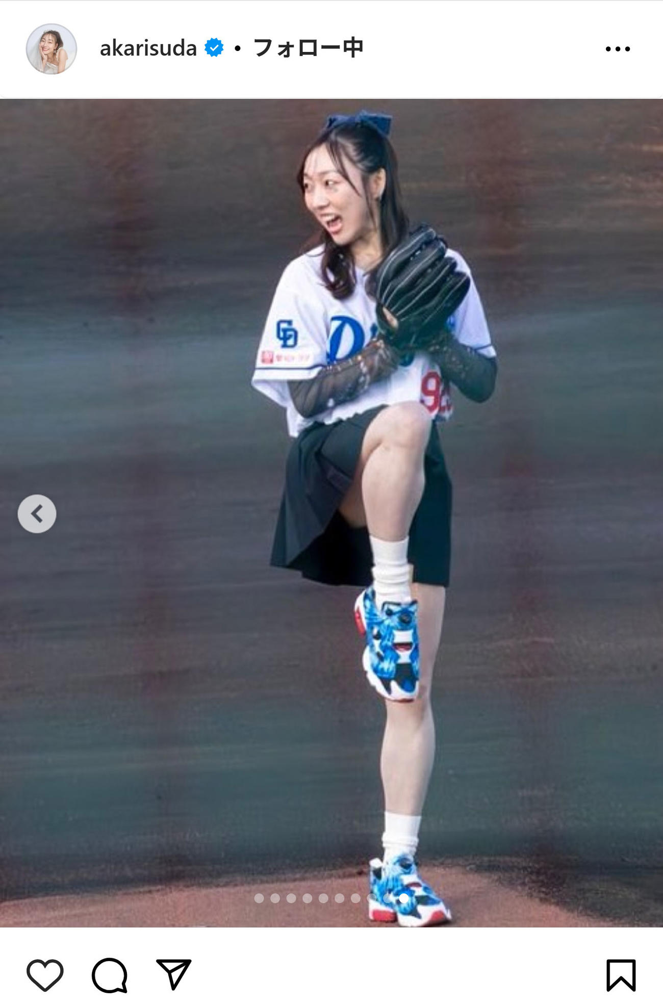 脚線美の光るミニスカート姿で、足を高く上げる豪快フォームを披露した須田亜香里（インスタグラムから）