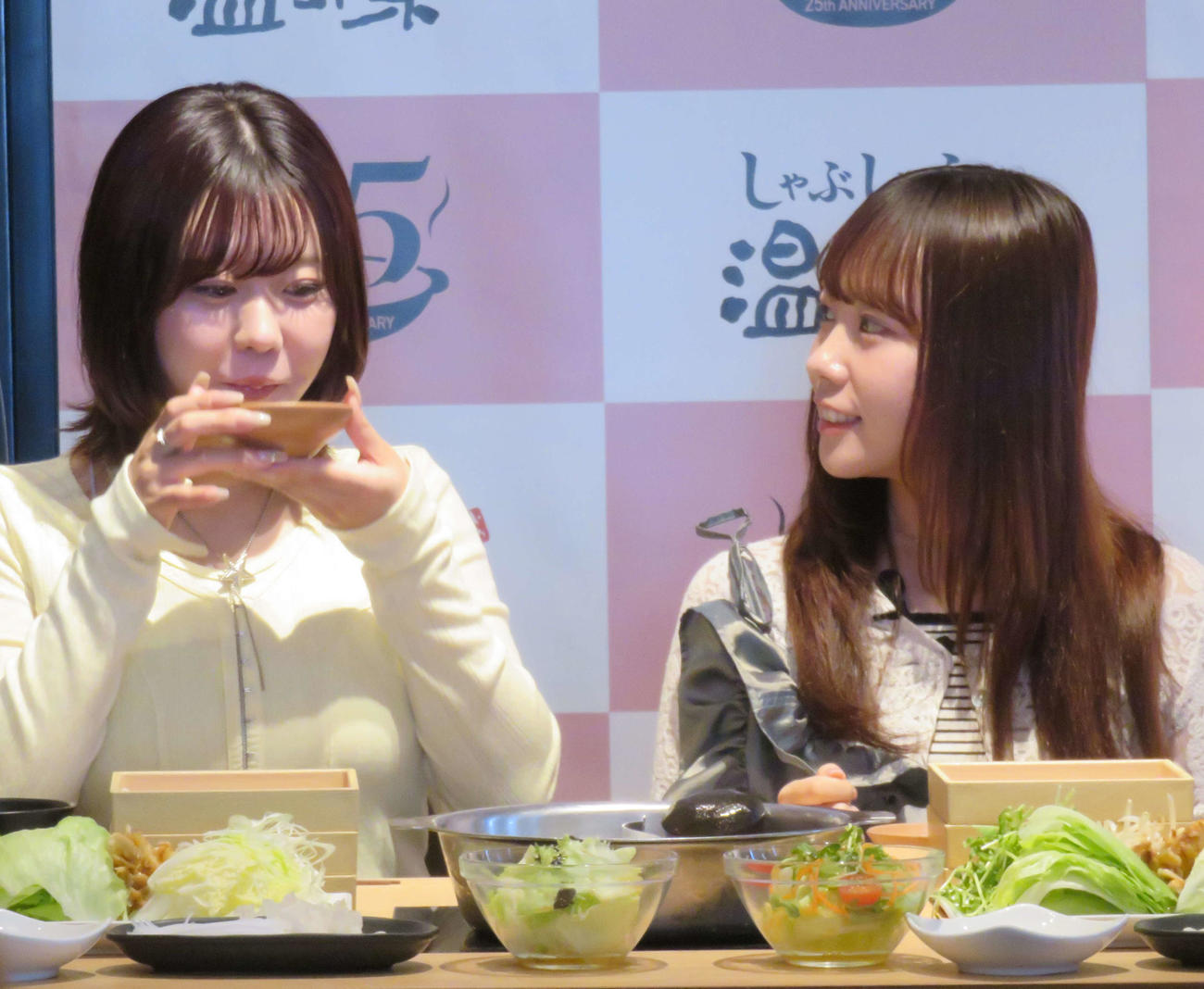 しゃぶしゃぶ温野菜「旨辛　麻辣湯しゃぶ」のだしを試飲する、むくえなのむく（右）とえなぴ