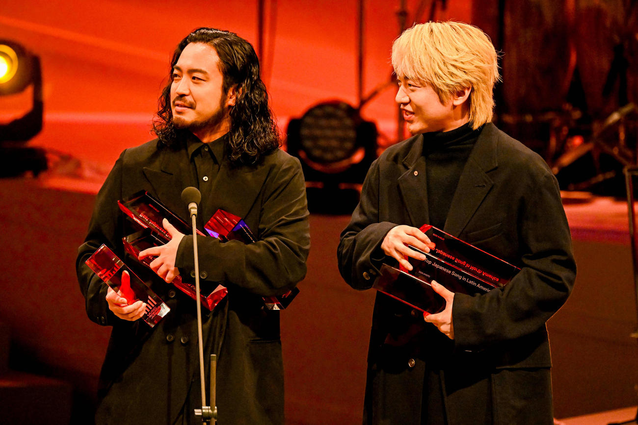 「MUSIC AWARDS JAPAN2025」で“7冠”を達成したCreepy NutsのR－指定（左）とDJ松永（C）CEIPA／MUSIC AWARDS JAPAN2025