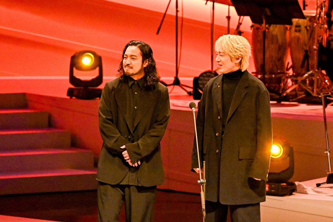 「MUSIC AWARDS JAPAN2025」で“7冠”を達成したCreepy NutsのR－指定（左）とDJ松永（C）CEIPA／MUSIC AWARDS JAPAN2025