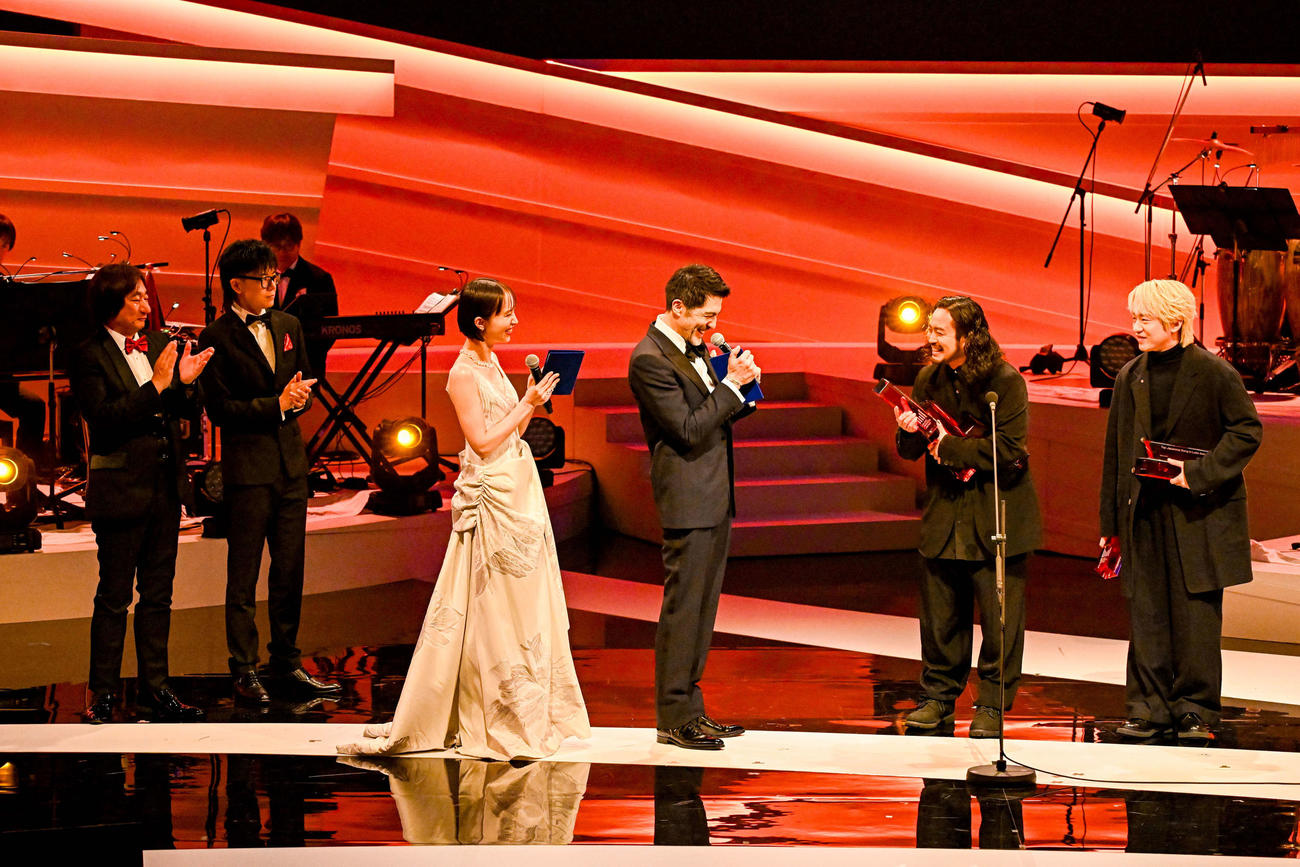 「MUSIC AWARDS JAPAN2025」で“7冠”を達成したCreepy NutsのR－指定（右から2人目）とDJ松永（右から1人目）（C）CEIPA／MUSIC AWARDS JAPAN2025