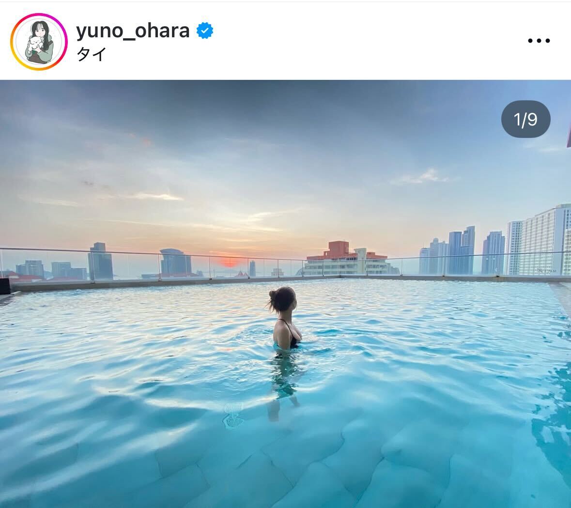 プールを楽しむ大原優乃（インスタグラムから）