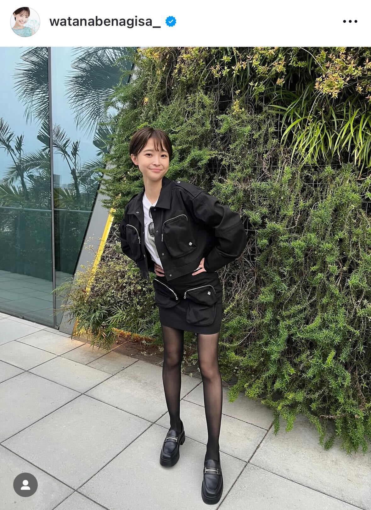黒の膝上ミニスカ、黒タイツの渡邊渚（インスタグラムから）
