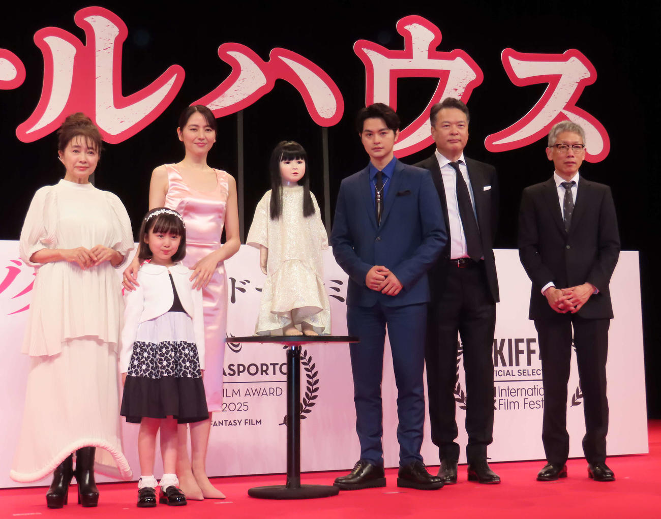 映画「ドールハウス」のジャパンプレミアに出席した、左から風吹ジュン、池村碧彩、長澤まさみ、瀬戸康史、田中哲司、矢口史靖監督