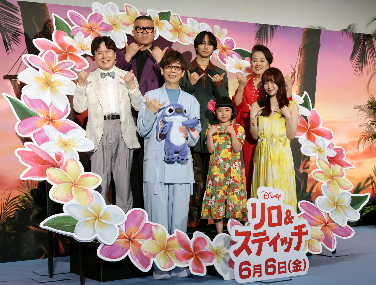 映画「リロ＆スティッチ」吹替版完成披露試写会でフォトセッションを行う。前列左から山寺宏一、永尾柚乃、MOMONA、後列左から三ツ矢雄二、長谷川忍、中村海人、渡辺えり（撮影・山本朝陽）