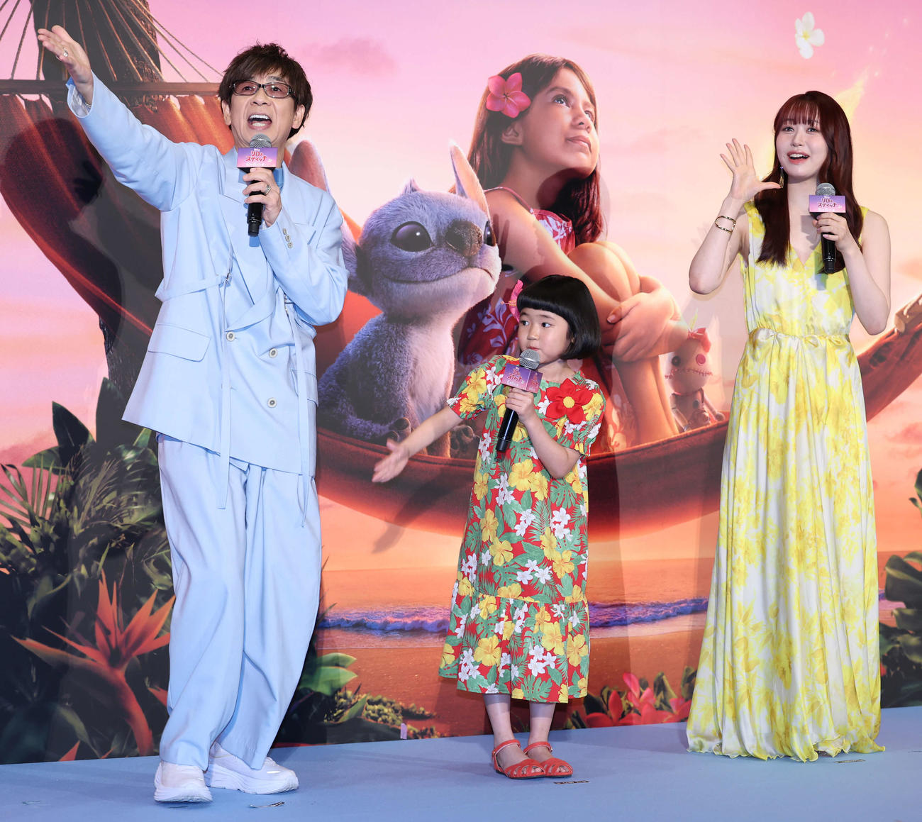 映画「リロ＆スティッチ」吹替版完成披露試写会に登壇し、共演者を呼ぶ。左から山寺宏一、永尾柚乃、MOMONA（撮影・山本朝陽）