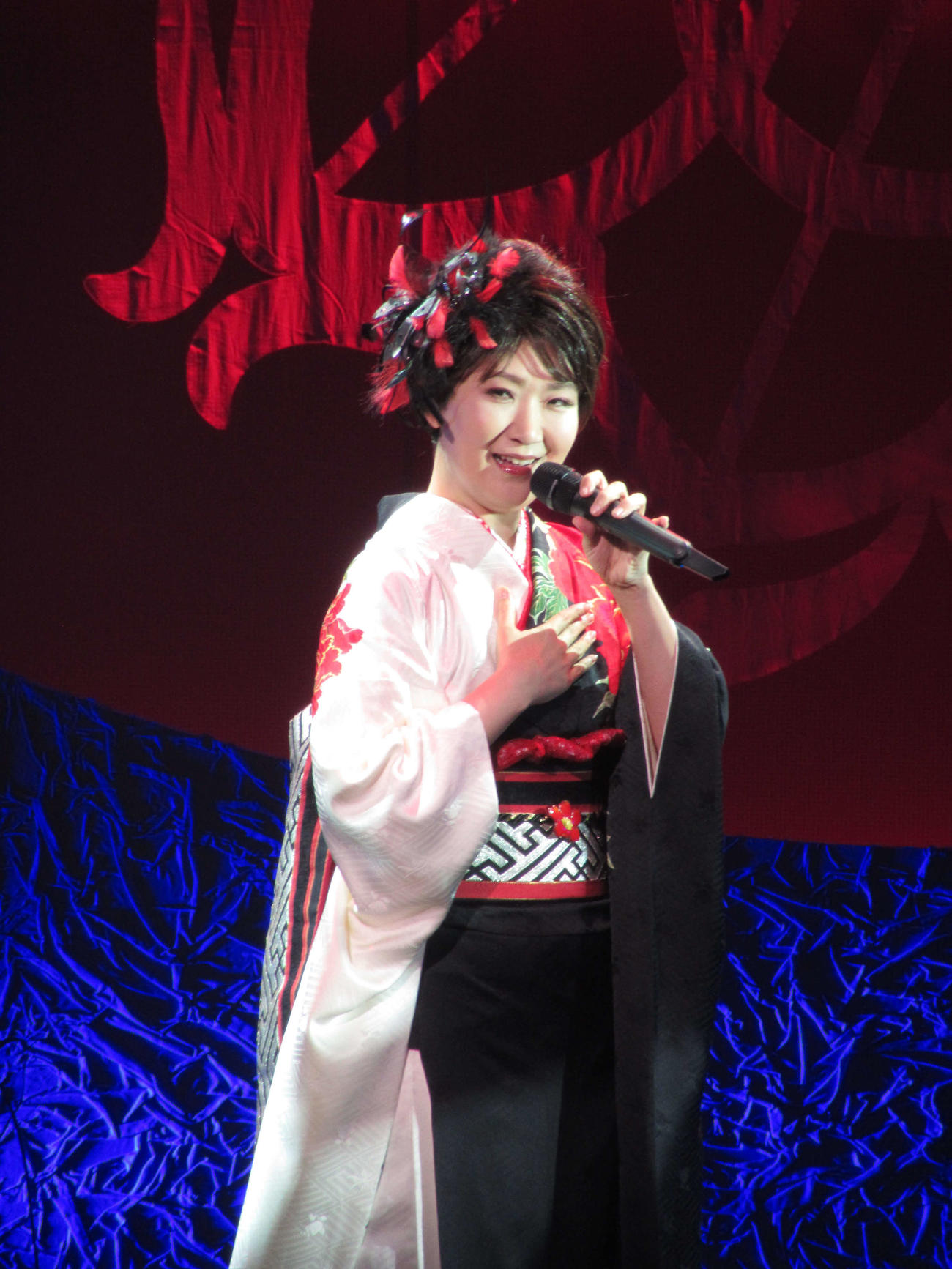 19日、ソロコンサート「ただいま！」で新曲「朧」を披露する市川由紀乃