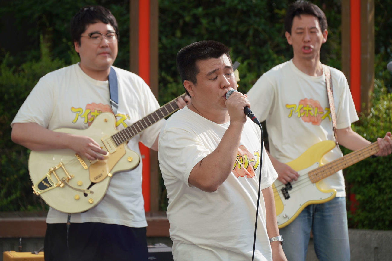 JR浦和駅前でゲリラライブを開催したアイボリーズの、左からマヂカルラブリー村上、ジェラードンのアタック西本、囲碁将棋の根建太一（C）テレ玉