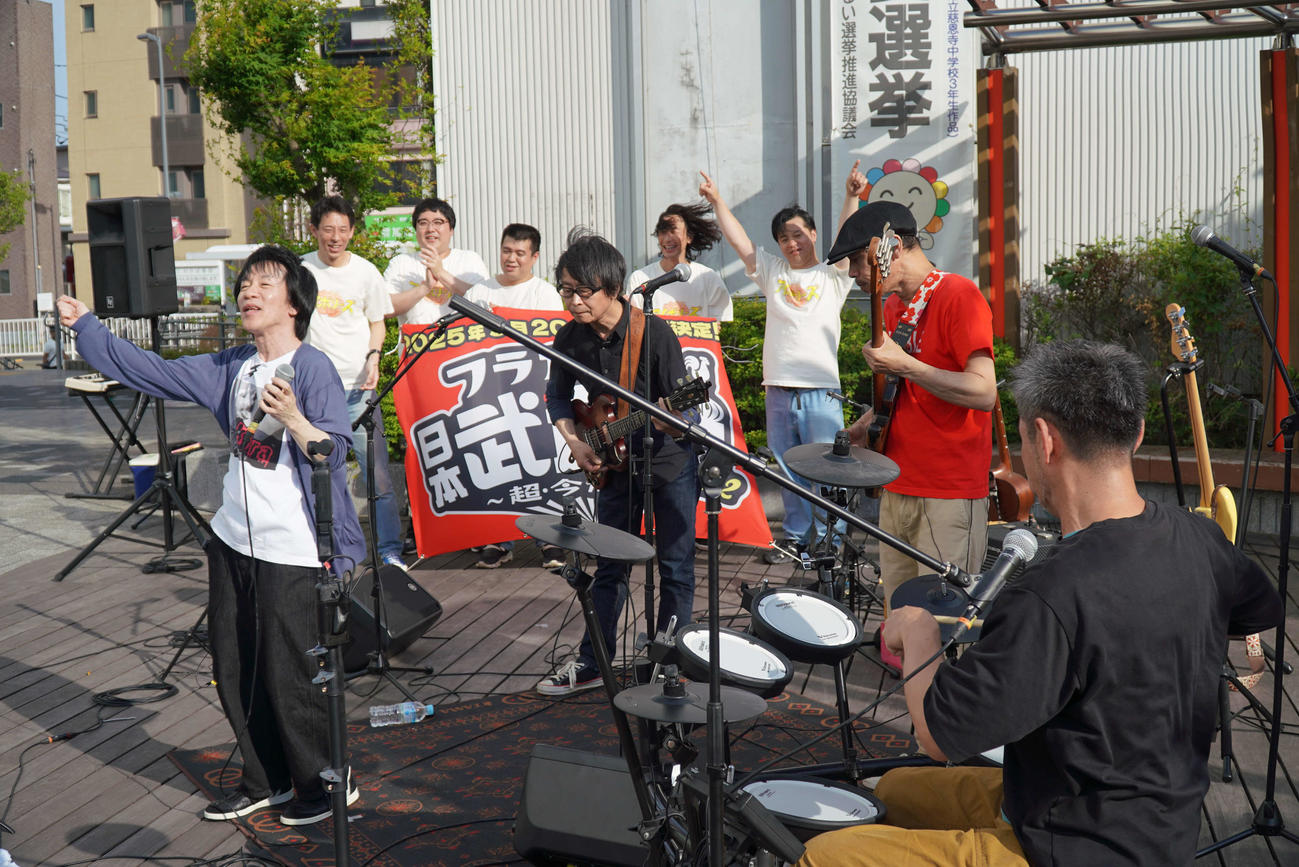 JR浦和駅前でのゲリラライブで、対バンライブ開催を電撃発表したアイボリーズとフラワーカンパニーズ（C）テレ玉