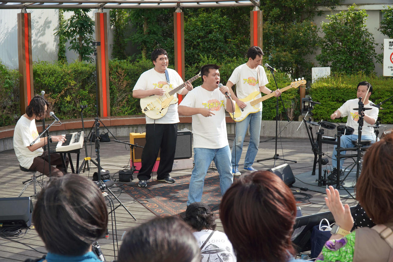 JR浦和駅前でゲリラライブを開催し、演奏するアイボリーズの、左からGAGのSJ、マヂカルラブリー村上、ジェラードンのアタック西本、囲碁将棋の根建太一、すゑひろがりず南條庄助（C）テレ玉