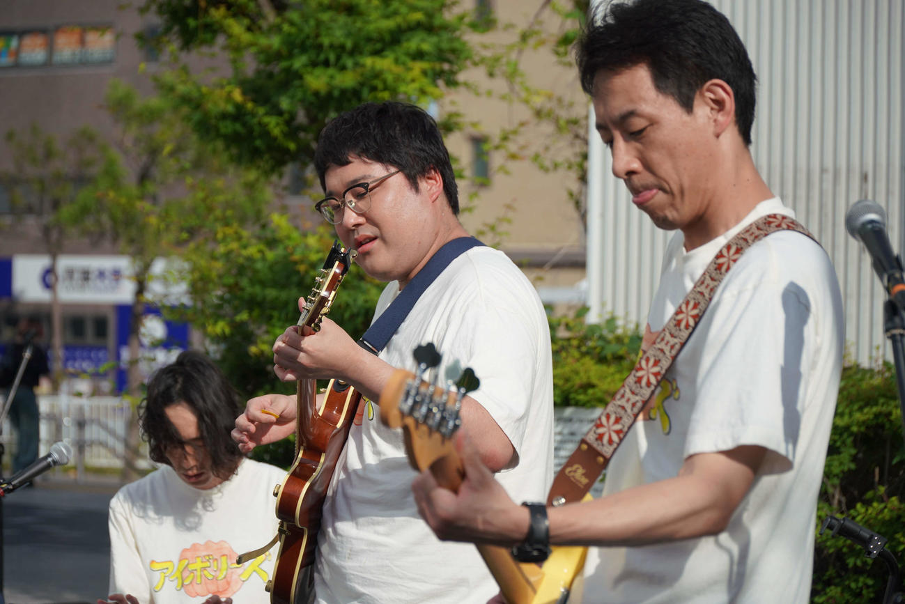 JR浦和駅前でゲリラライブを開催し、演奏するアイボリーズのマヂカルラブリー村上（左）と囲碁将棋の根建太一（C）テレ玉