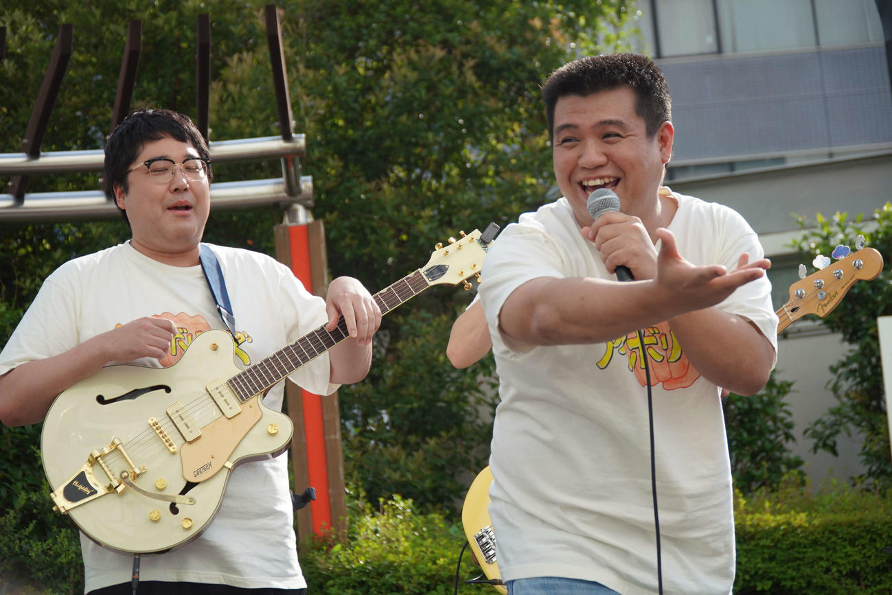 JR浦和駅前でゲリラライブを開催したアイボリーズのマヂカルラブリー村上（左）とジェラードンのアタック西本（C）テレ玉