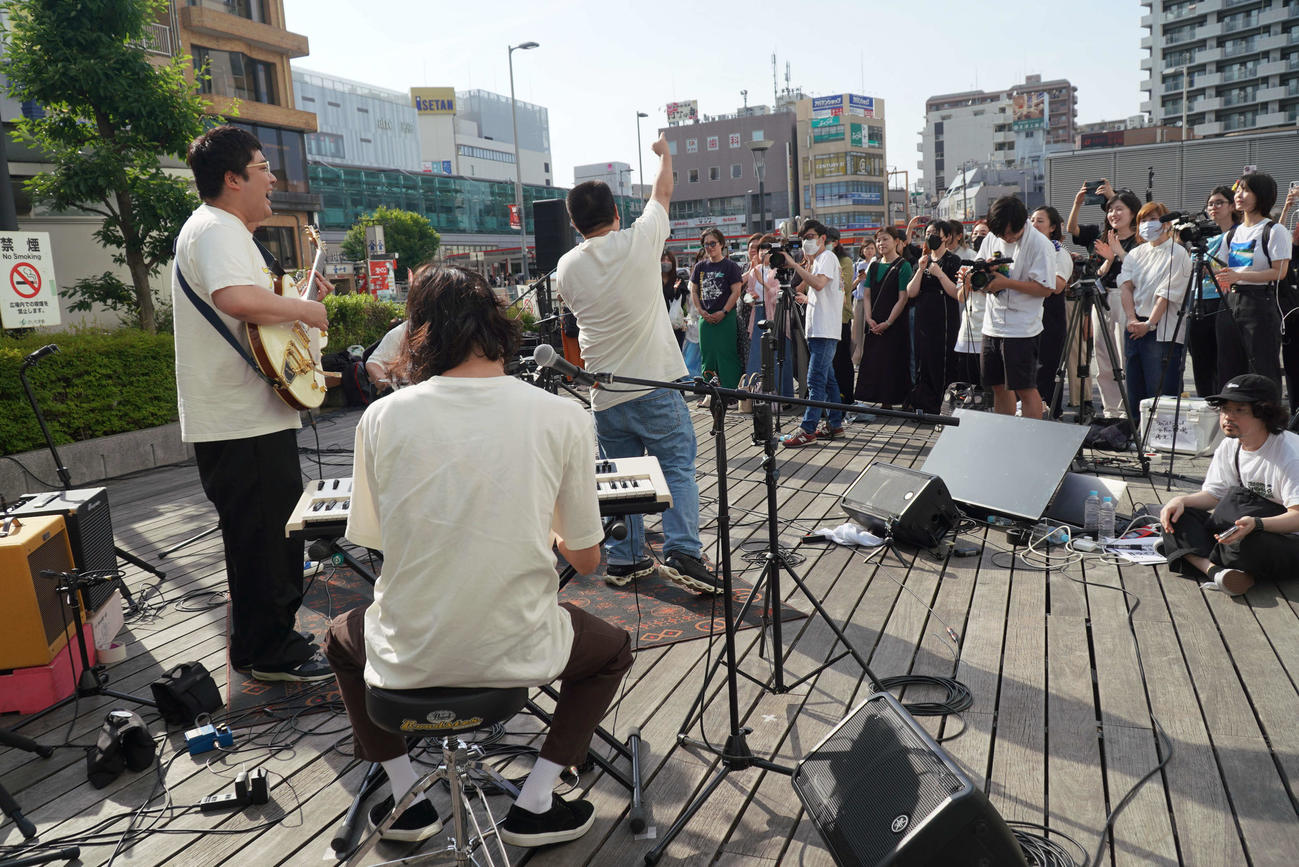 JR浦和駅前でゲリラライブを開催し、演奏するアイボリーズ（C）テレ玉