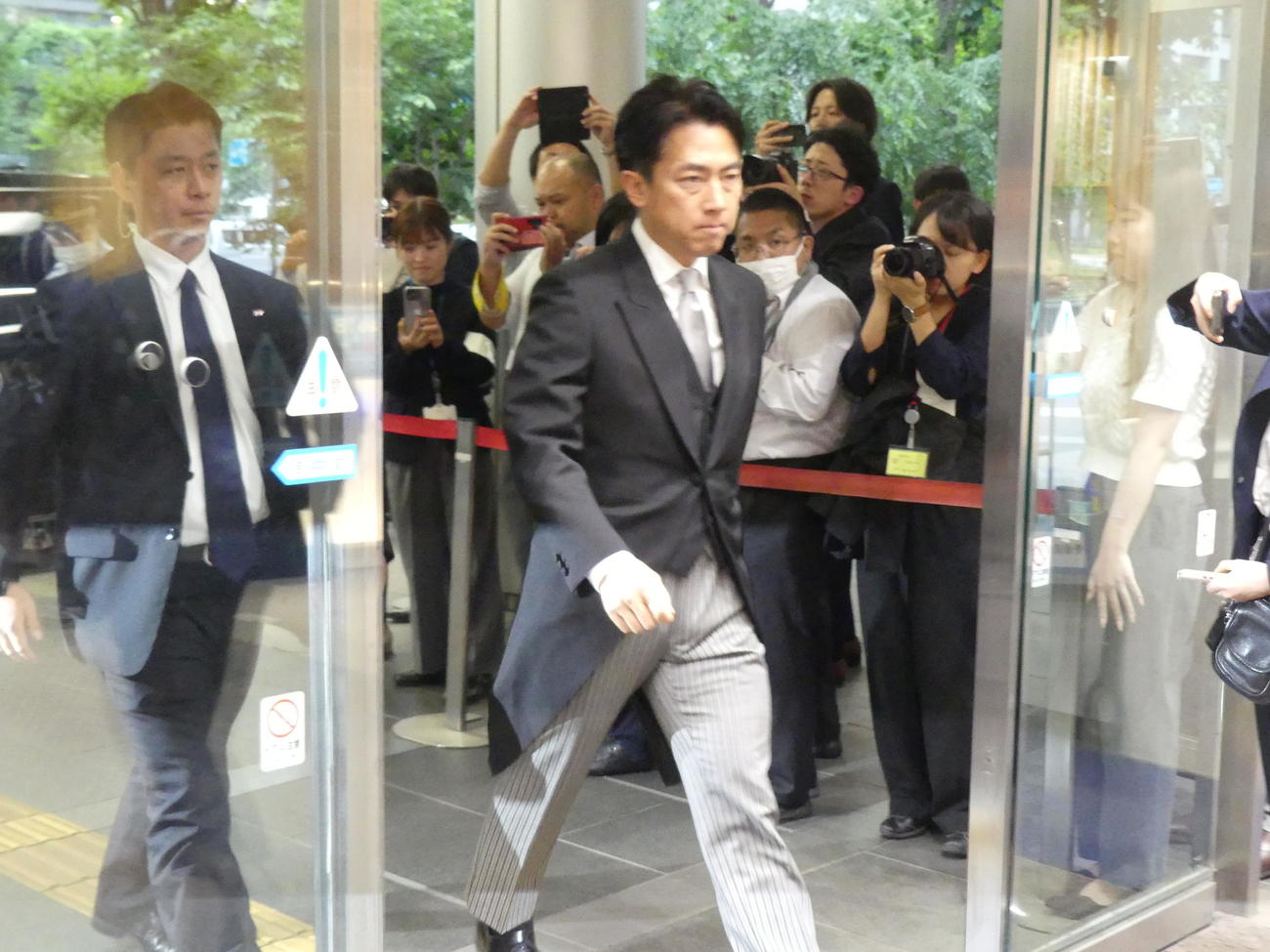 モーニング姿のまま初登庁する小泉進次郎農相