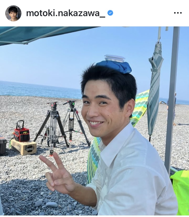 ひょうのうを乗せ、笑顔でVサインをする中沢元紀（インスタグラムから）