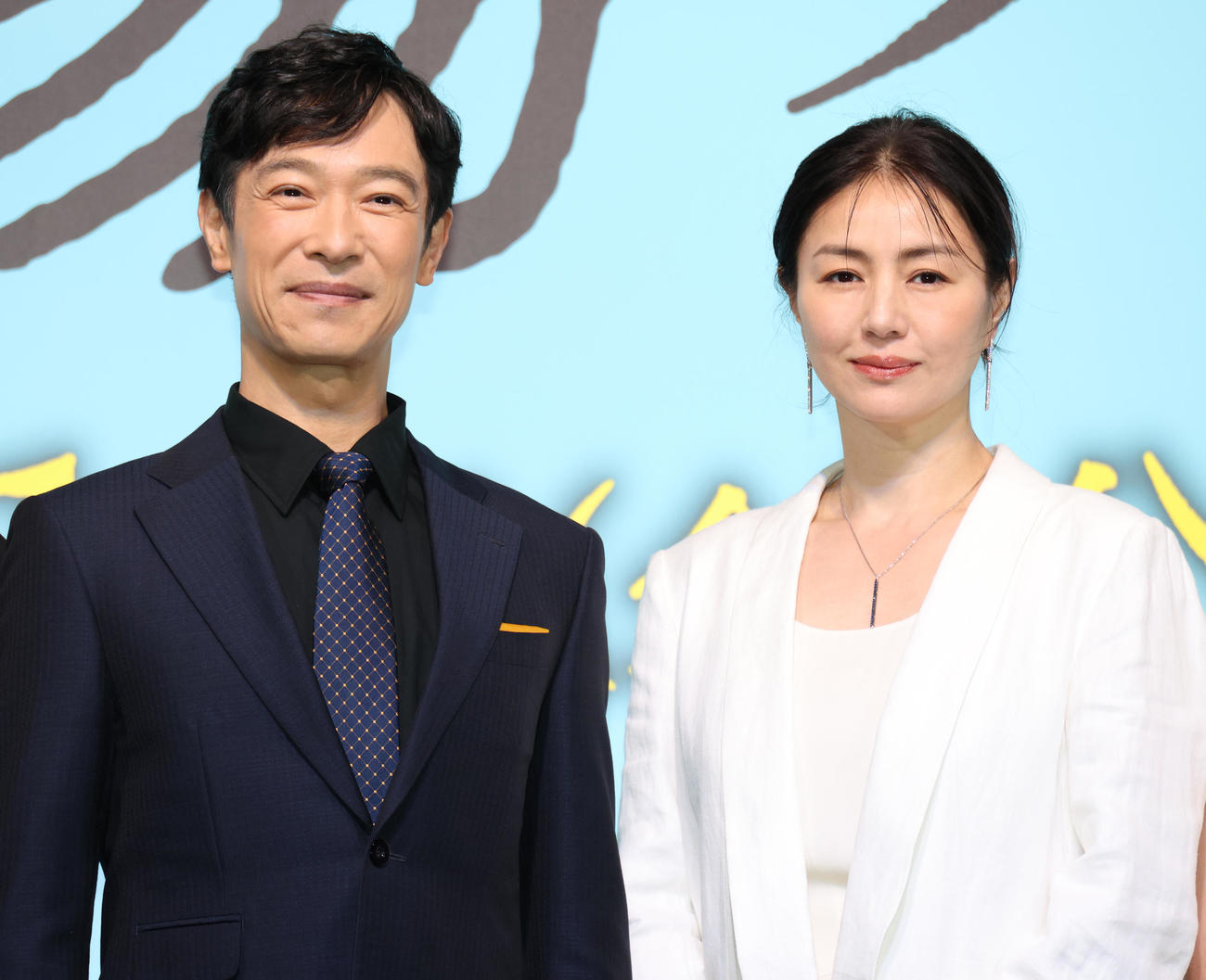 映画「平場の月」製作報告会見を行う堺雅人（左）と井川遥（撮影・中島郁夫）