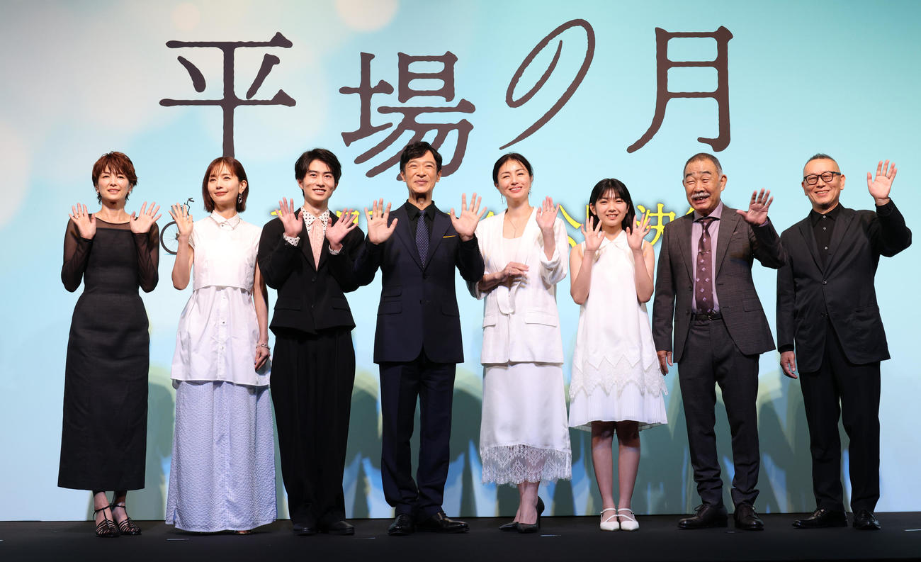 映画「平場の月」製作報告会見を行う、左から吉瀬美智子、中村ゆり、坂元愛登、堺雅人、井川遥、一色香澄、でんでん、土井裕泰監督（撮影・中島郁夫）
