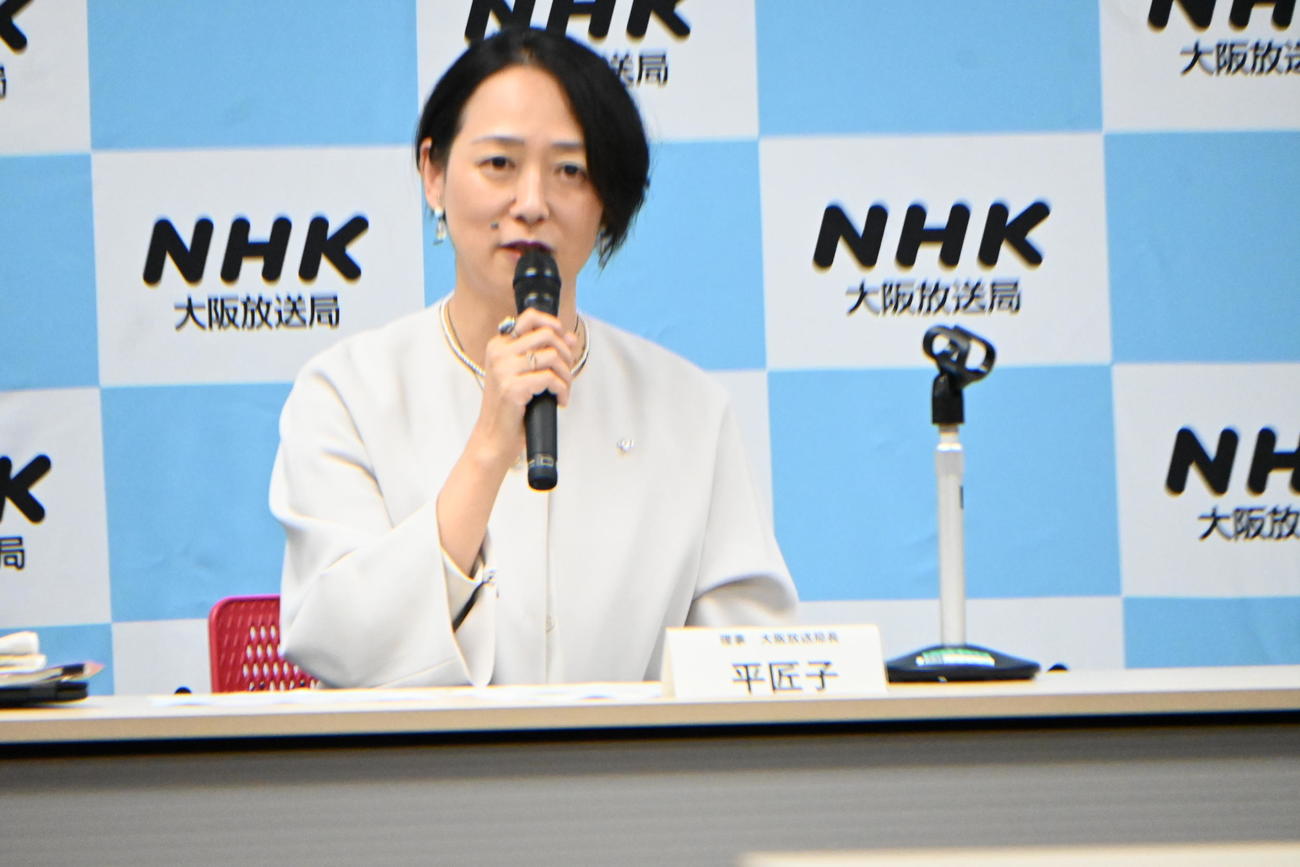 初の定例会見を行ったNHK大阪放送局の平匠子新局長（撮影・松浦隆司）