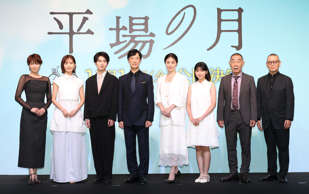 映画「平場の月」製作報告会見を行う、左から吉瀬美智子、中村ゆり、坂元愛登、堺雅人、井川遥、一色香澄、でんでん、土井裕泰監督（撮影・中島郁夫）