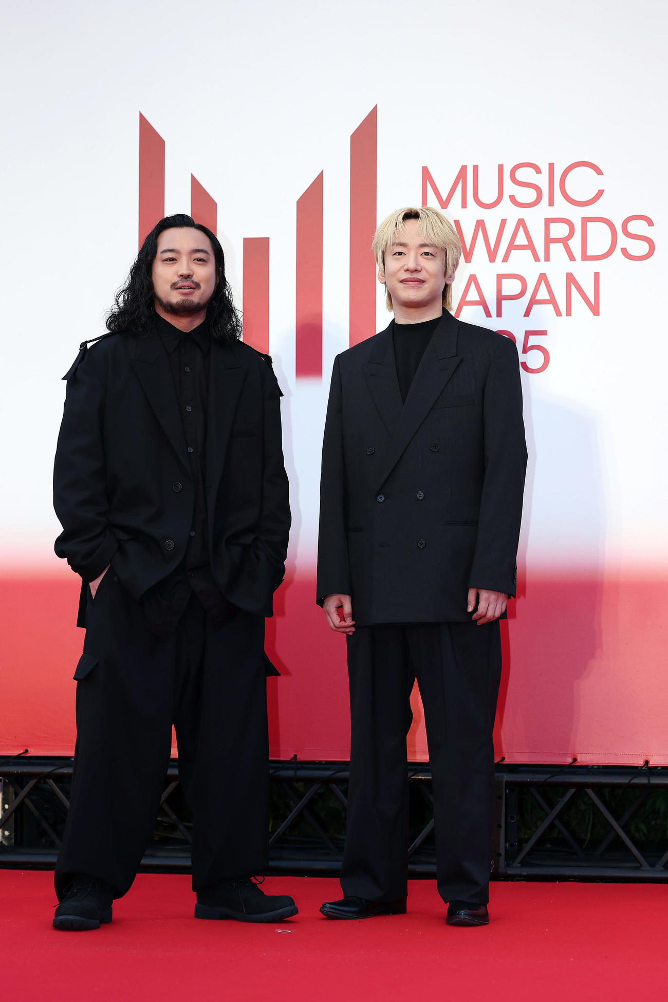 「MUSIC AWARDS JAPAN2025」のレッドカーペットに出席したCreepy NutsのR－指定（左）とDJ松永（撮影・前田充）