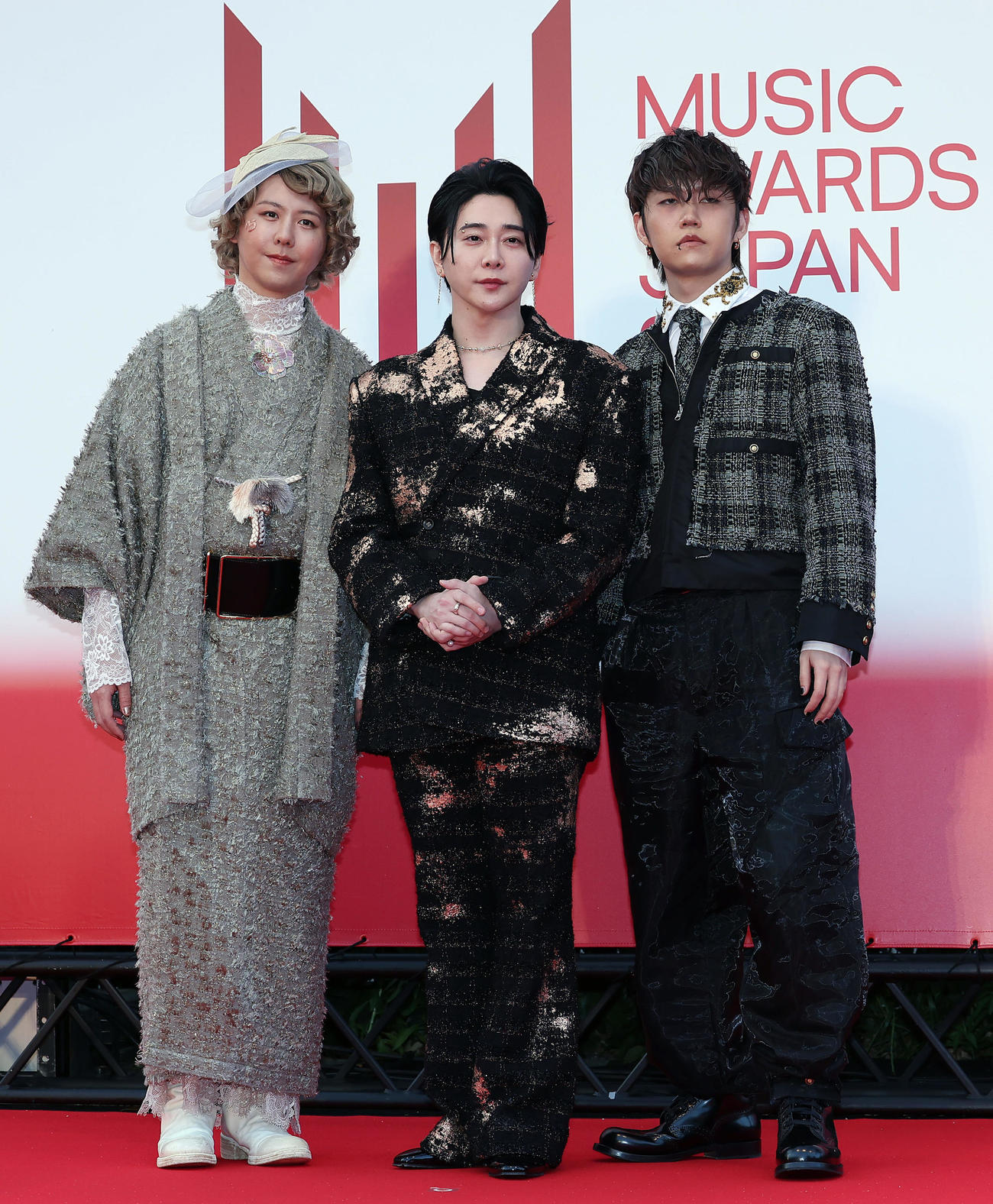 「MUSIC AWARDS JAPAN2025」のレッドカーペットに出席したMrs．GREEN APPLE。左から藤沢涼架、大森元貴、若井滉斗（撮影・前田充）