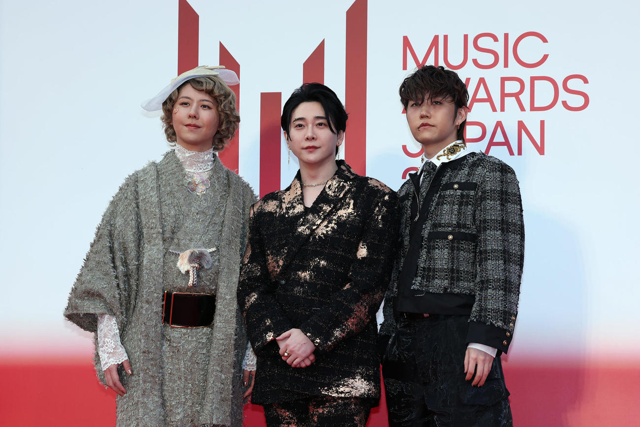 「MUSIC AWARDS JAPAN2025」のレッドカーペットに出席したMrs．GREEN APPLE。左から藤沢涼架、大森元貴、若井滉斗（撮影・前田充）