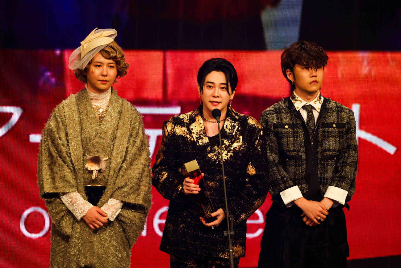 「MUSIC AWARDS JAPAN 2025 Grand Ceremony」で「最優秀アーティスト賞」を受賞したMrs．　GREEN APPLE（（C）CEIPA／MUSIC AWARDS）