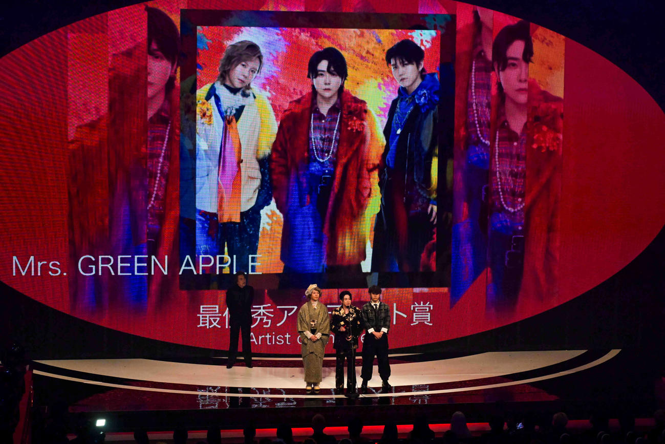 「MUSIC AWARDS JAPAN 2025 Grand Ceremony」で「最優秀アーティスト賞」を受賞したMrs．　GREEN APPLE（（C）CEIPA／MUSIC AWARDS）