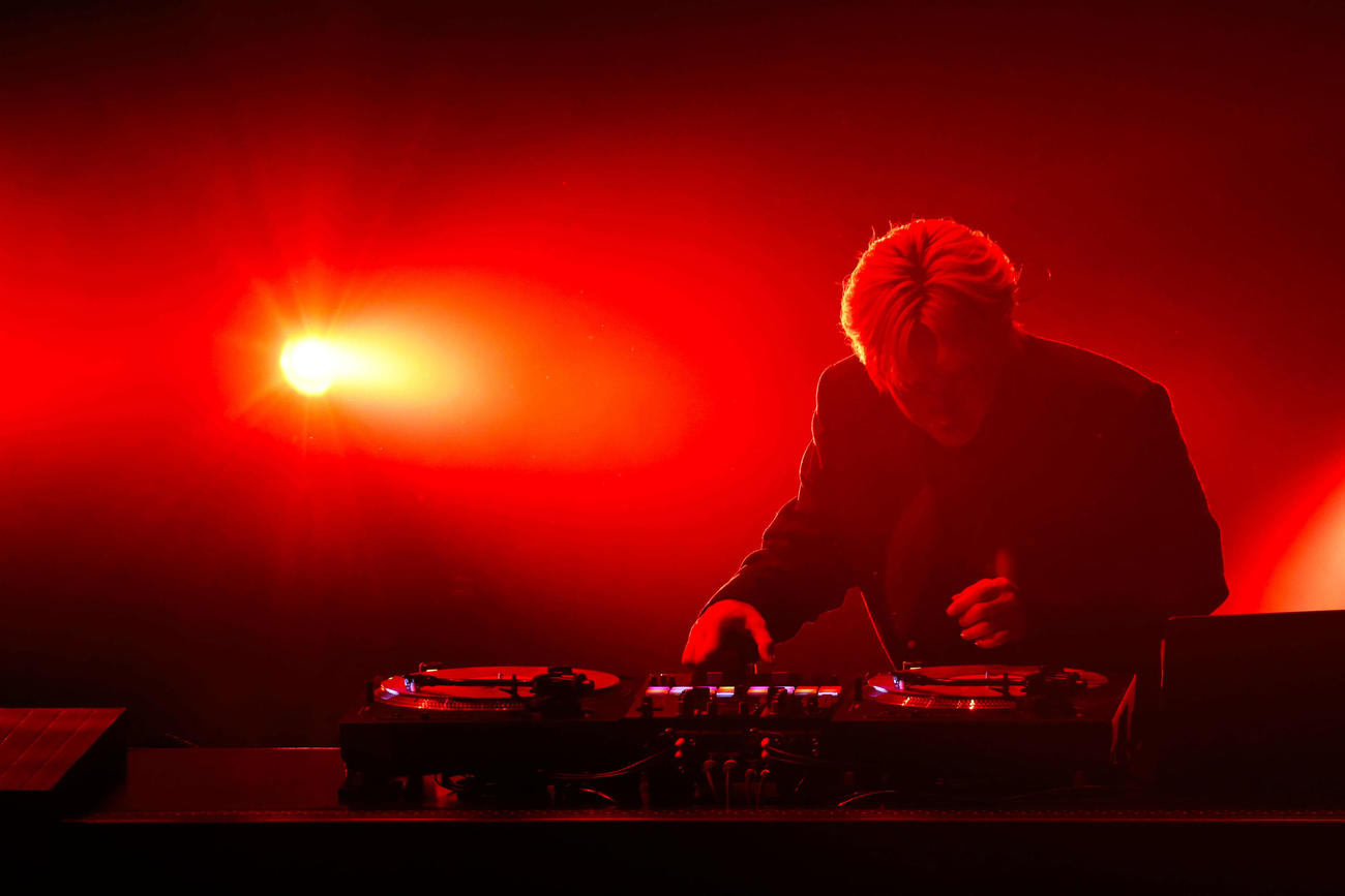 「MUSIC AWARDS JAPAN 2025」でパフォーマンスするDJ松永