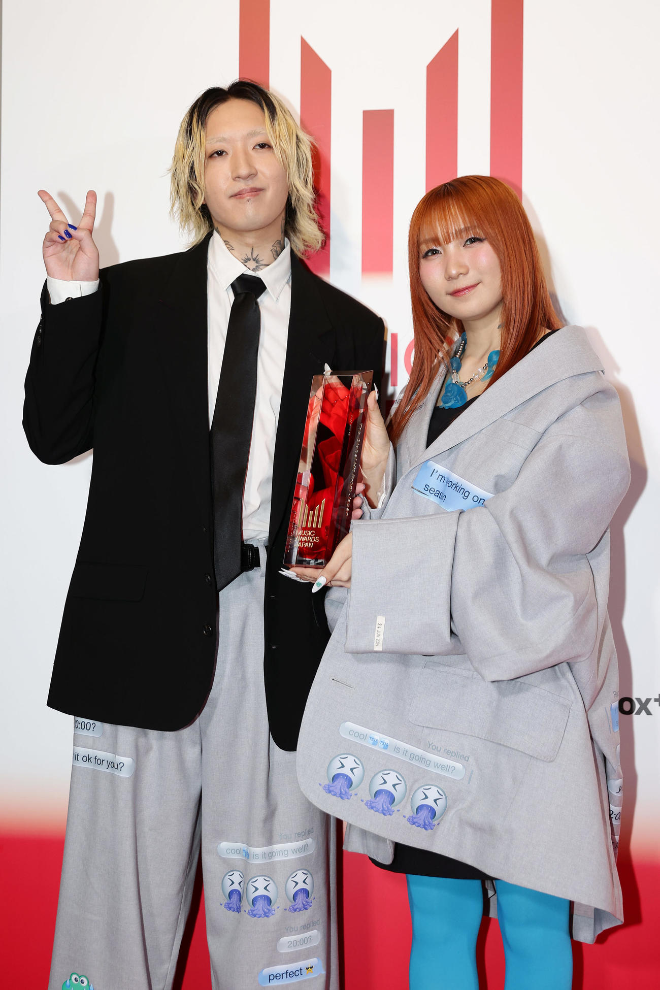 「MUSIC AWARDS JAPAN2025」でTop Global Hit from Japanを受賞したYOASOBIのAyase（左）とikura（撮影・前田充）