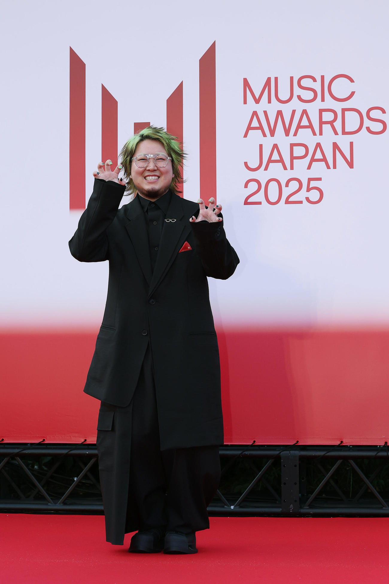 「MUSIC AWARDS JAPAN2025」のレッドカーペットに出席したこっちのけんと（撮影・前田充）