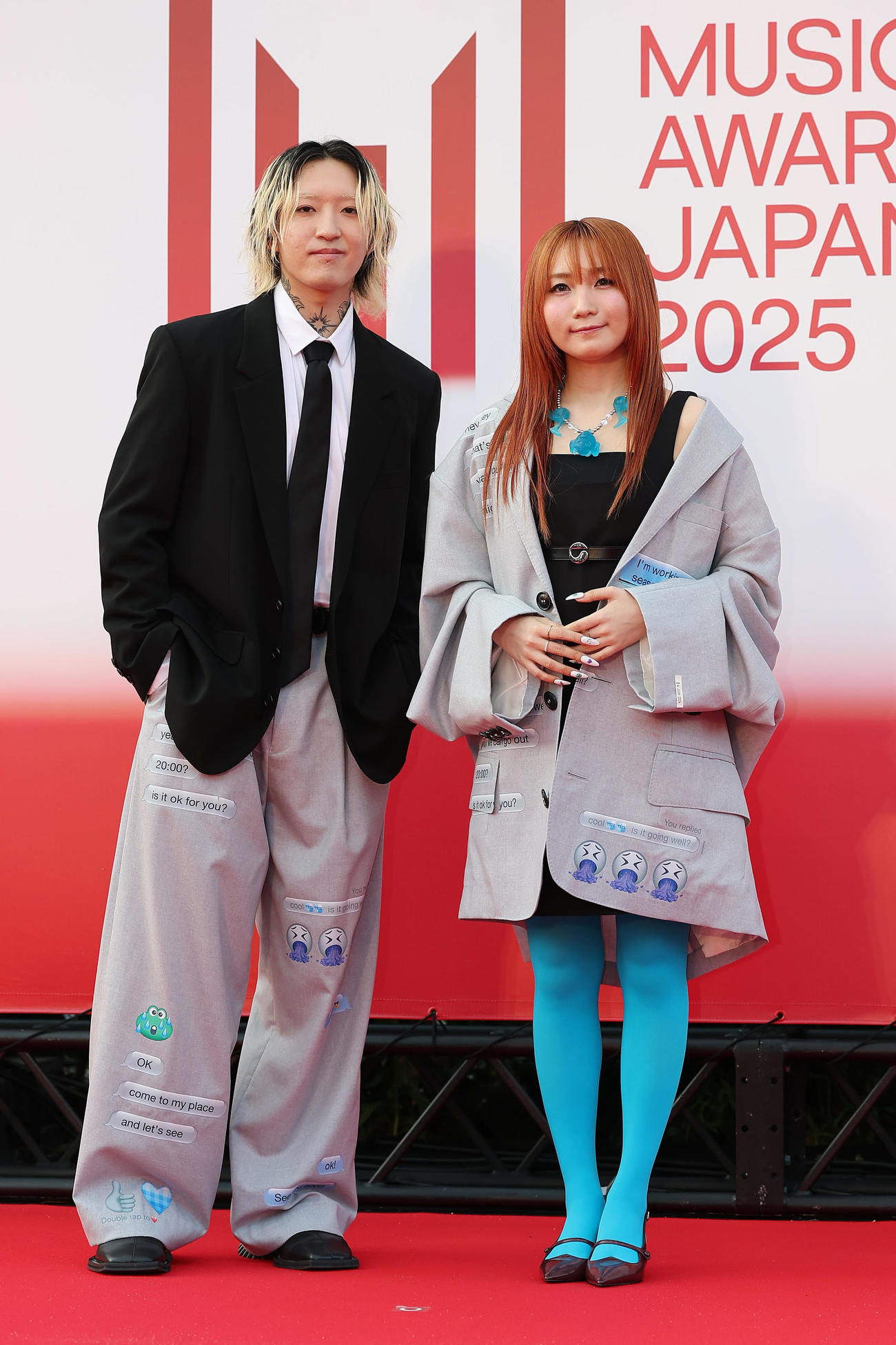 「MUSIC AWARDS JAPAN2025」のレッドカーペットに出席したYOASOBIのAyase（左）とikura（撮影・前田充）