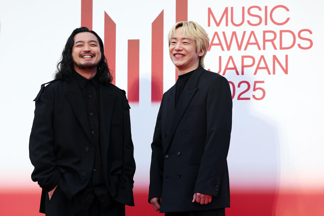 「MUSIC AWARDS JAPAN2025」のレッドカーペットに出席したCreepy NutsのR－指定（左）とDJ松永（撮影・前田充）