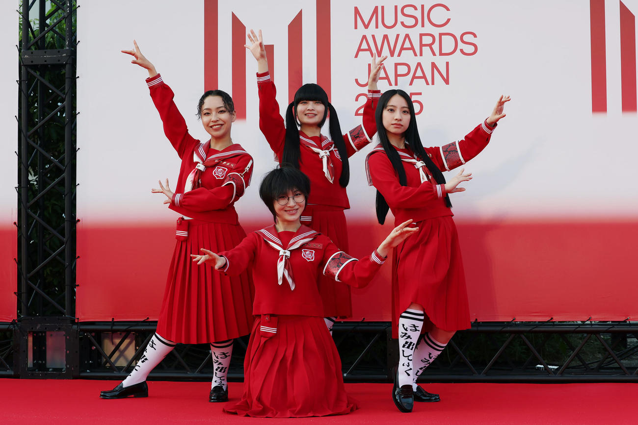 「MUSIC　AWARDS　JAPAN2025」のレッドカーペットに出席した新しい学校のリーダーズ。左からRIN、SUZUKA、MIZYU、KANON（撮影・前田充）