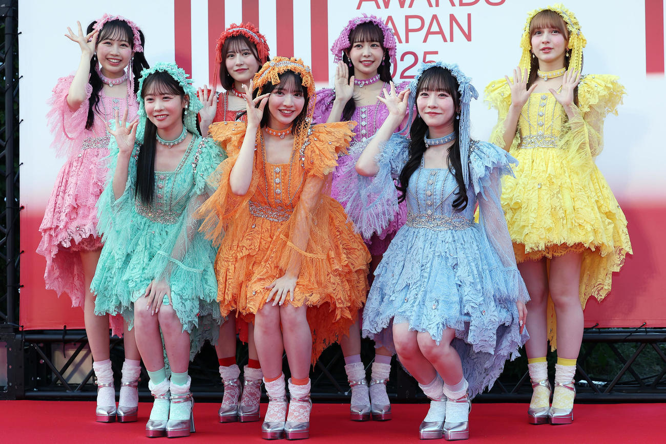 「MUSIC　AWARDS　JAPAN2025」のレッドカーペットに出席したFRUITS　ZIPPETRのメンバーたち。左から松本かれん、櫻井優衣、月足天音、鎮西寿々歌、仲川瑠夏、真中まな、早瀬ノエル（撮影・前田充）
