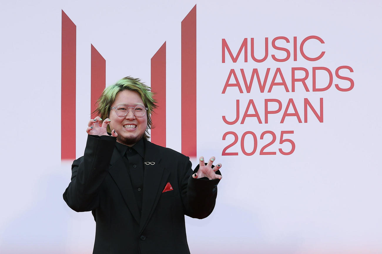 「MUSIC AWARDS JAPAN2025」のレッドカーペットに出席したこっちのけんと（撮影・前田充）