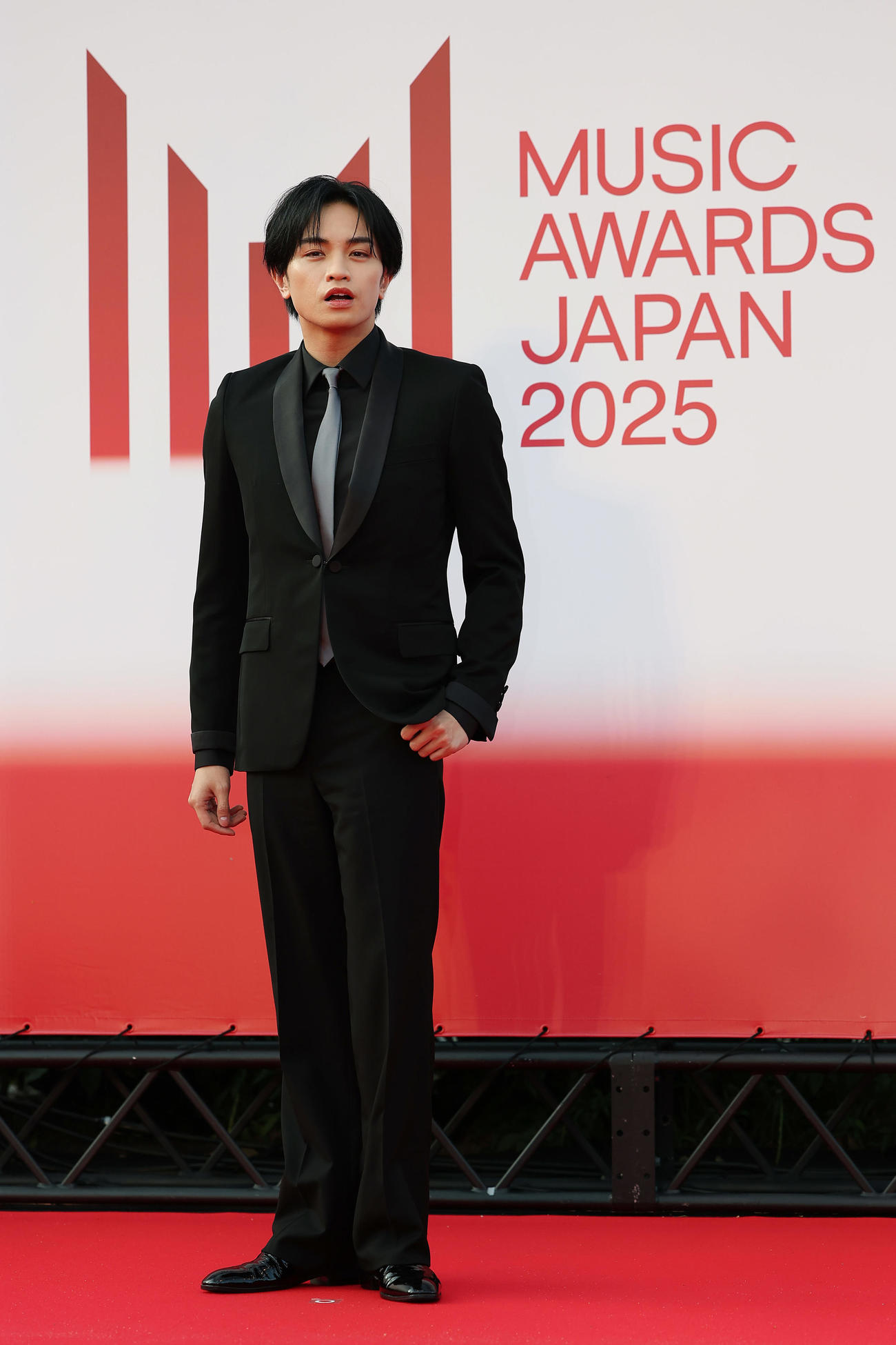「MUSIC AWARDS JAPAN2025」のレッドカーペットに出席した中島健人（撮影・前田充）