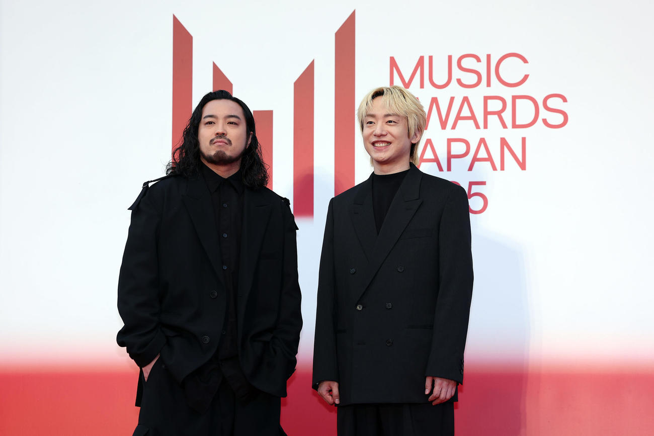 「MUSIC AWARDS JAPAN2025」のレッドカーペットに出席したCreepy NutsのR－指定（左）とDJ松永（撮影・前田充）