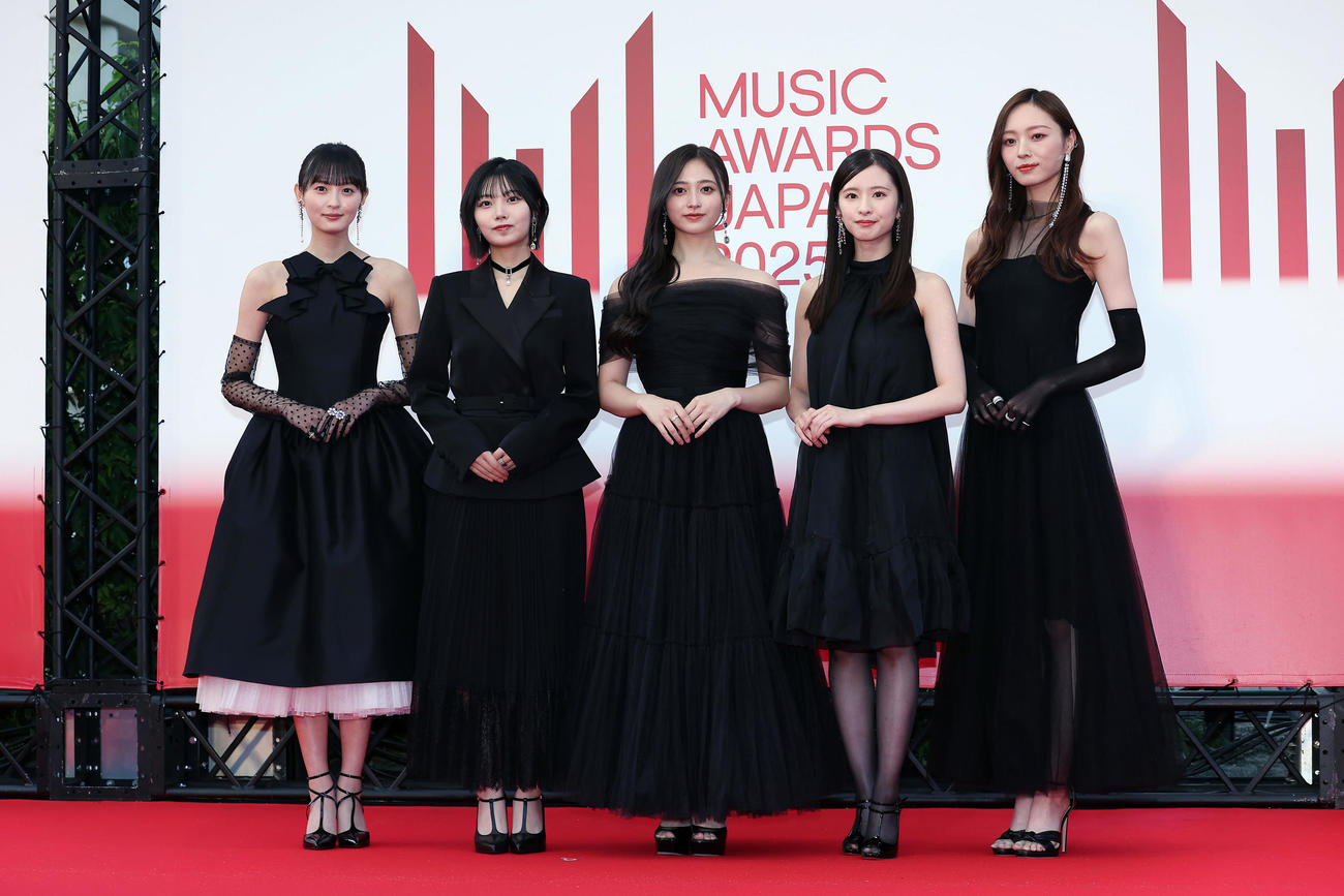 「MUSIC AWARDS JAPAN2025」のレッドカーペットに出席した乃木坂46のメンバーたち。左から遠藤さくら、中西アルノ、井上和、菅原咲月、梅沢美波（撮影・前田充）
