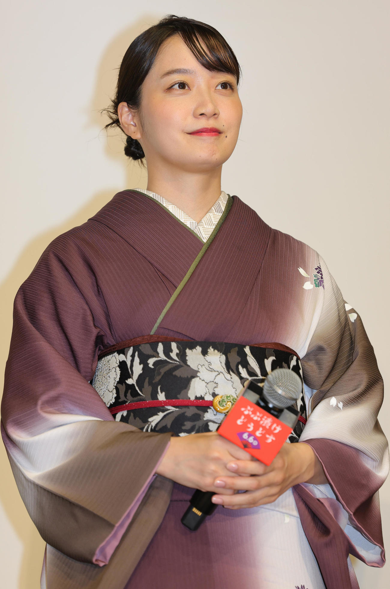 映画「ぶぶ漬けどうどす」東京プレミア上映会の舞台あいさつに登場した深川麻衣（撮影・野上伸悟）